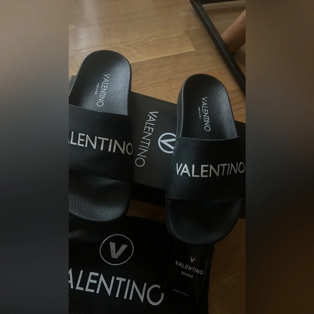Valentino slides - Picture 1 of 3